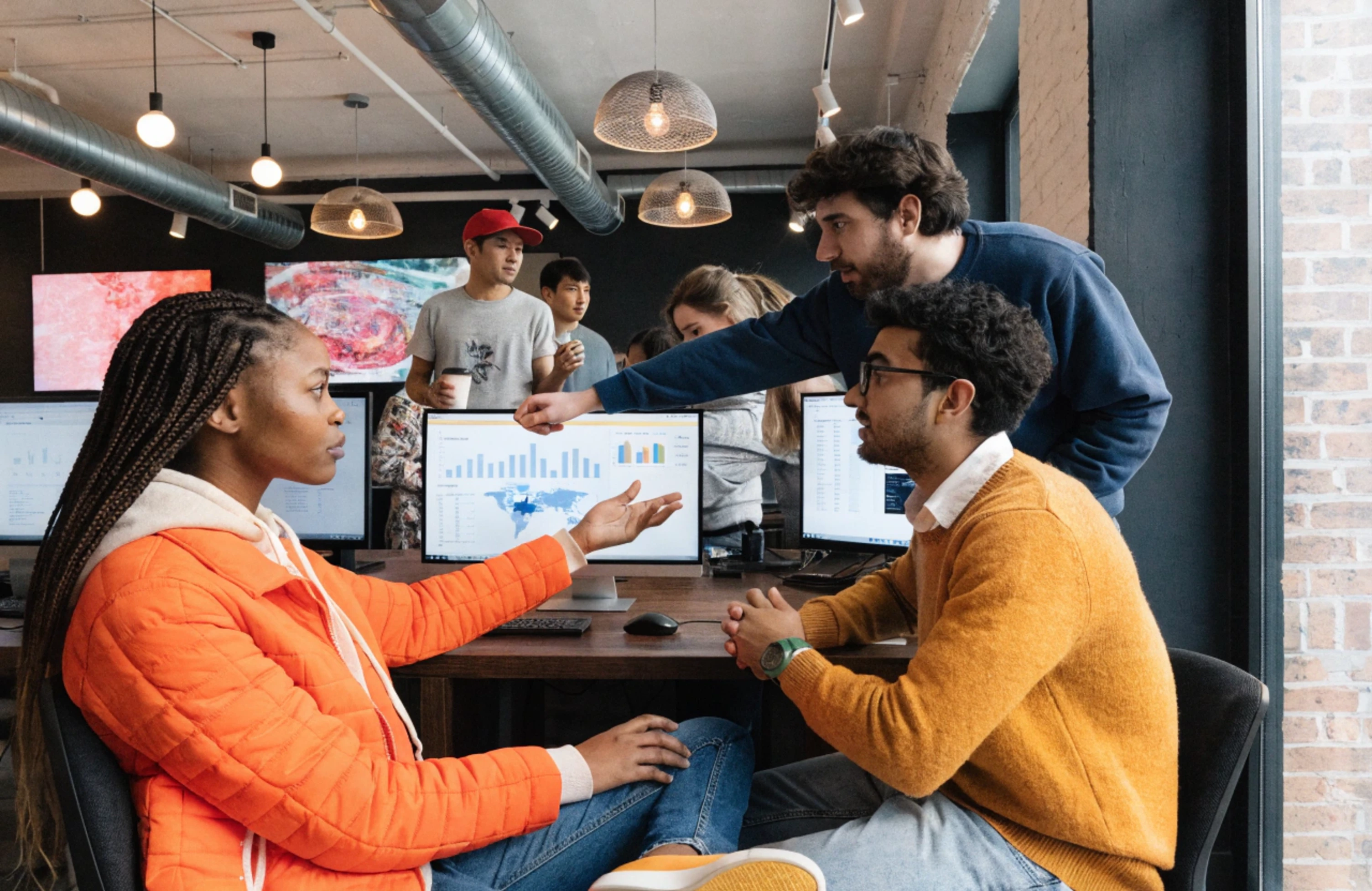 Equipo creativo trabajando en estrategia de mercado para USA